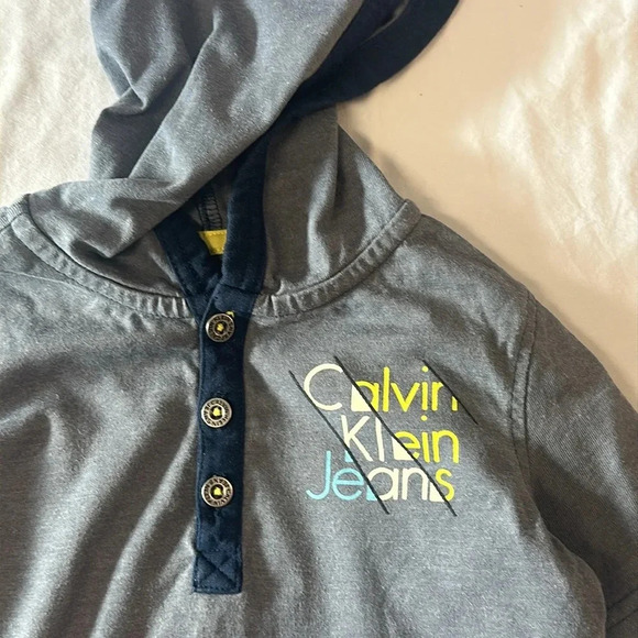 Calvin Klein - long sleeve hooded T-shirt. Size 3T - Picture 2 of 4